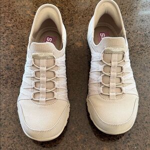 NEW -Skechers Women's Cream Sneakers -NEW